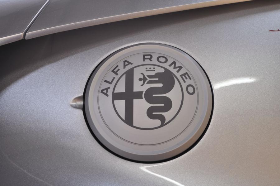 Логотип Alfa Romeo Mole Costruzione Artigianale 001 (960) 2018 года  (фото 44 из 83)